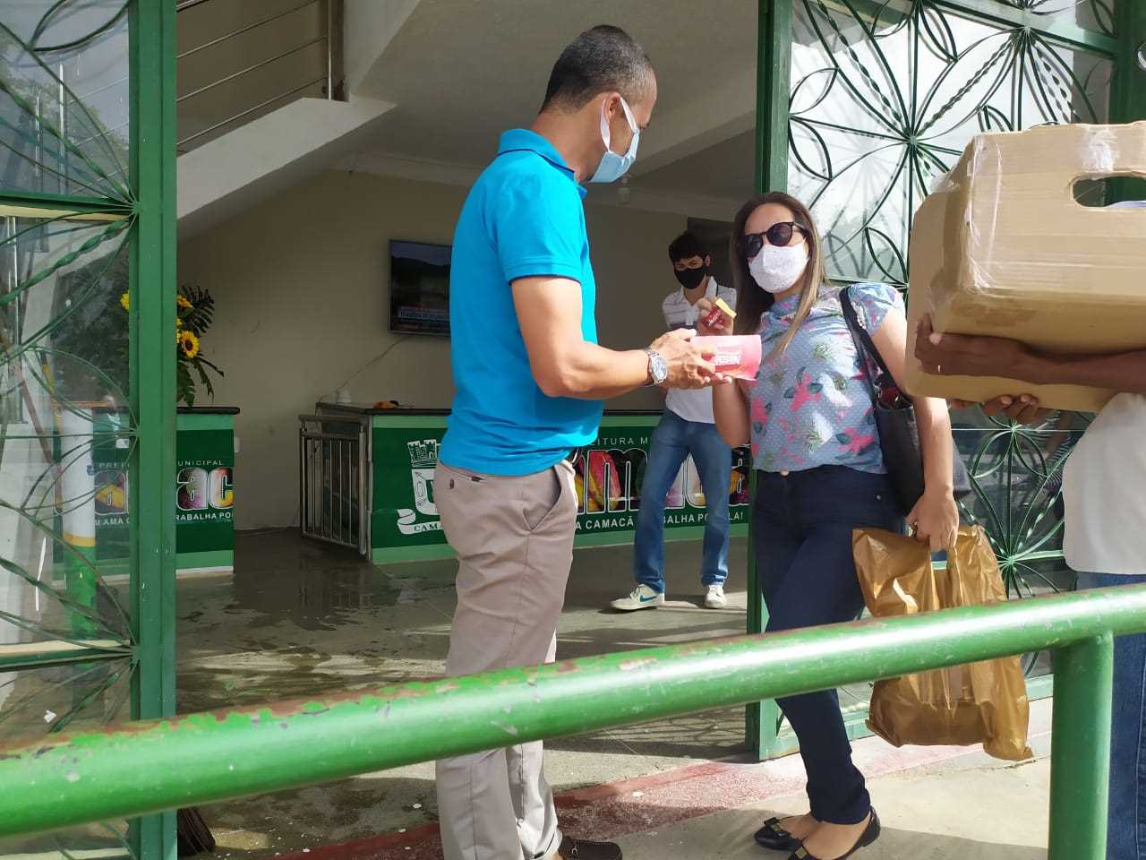 Camacã: Prefeito Paulo do Gás recebe funcionários com bombons
